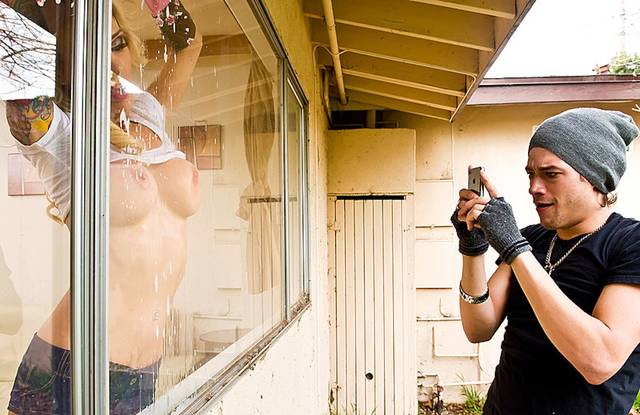 Чистоплотная милфа моет окна сиськами и не прочь вымыть член Чистоплотная милфа моет окна сиськами и не прочь вымыть член