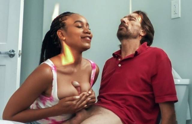 Юная темнокожая онанистка не прочь большого зрелого члена Юная темнокожая онанистка не прочь большого зрелого члена