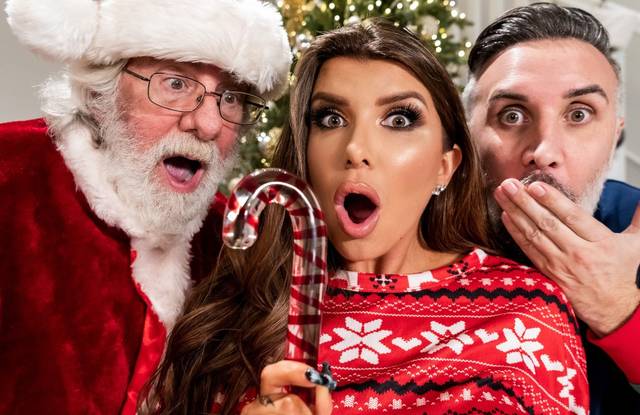 Старый Санта Клаус оказался плохим мальчиком-куколдом Старый Санта Клаус оказался плохим мальчиком-куколдом