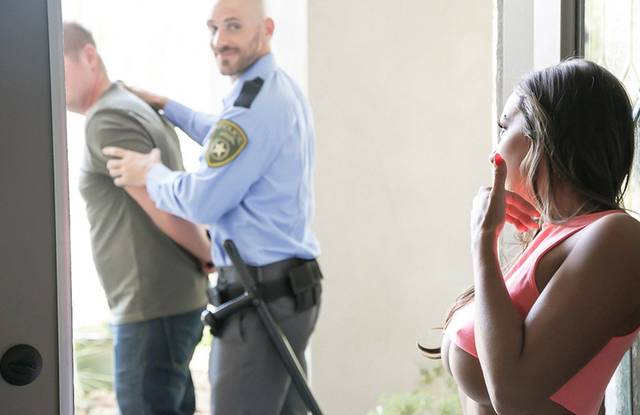 Сотрудник полиции получает от жены преступника горловой минет Сотрудник полиции получает от жены преступника горловой минет