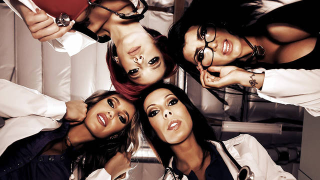 Четыре медсестры отсасывают пациенту внушительный хуй в палате Четыре медсестры отсасывают пациенту внушительный хуй в палате