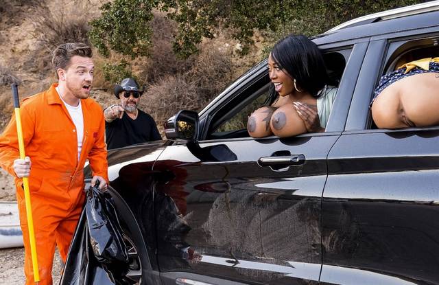 Большезадая женщина перехватывает автостопщицу для секса Большезадая женщина перехватывает автостопщицу для секса