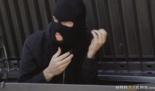 Районный хулиган в групповушке с черной и белой сучками Районный хулиган в групповушке с черной и белой сучками