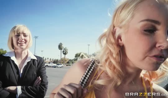 Продавщица автосалона желает трахнуть покупательницу Продавщица автосалона желает трахнуть покупательницу