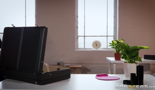 Кобылка помогает коллеге разгрузиться - рабочее порно