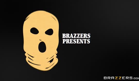 Блондинкам нравятся бандиты - чика дала человеку в балаклаве Блондинкам нравятся бандиты - чика дала человеку в балаклаве