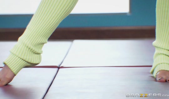 Совместимая аэробика и секс - две фитнес няши и крепкий дядя Совместимая аэробика и секс - две фитнес няши и крепкий дядя