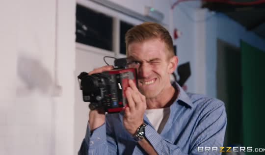 Фотомодель обозналась и потрахалась с работягой Фотомодель обозналась и потрахалась с работягой