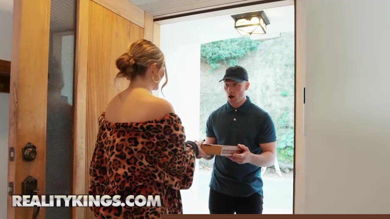 Фигуристая блонда-блогер устроила перепихон с доставщиком пиццы Фигуристая блонда-блогер устроила перепихон с доставщиком пиццы